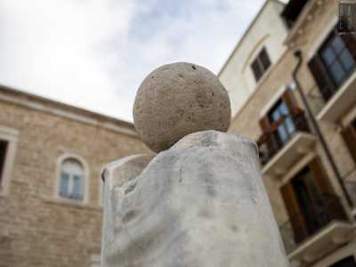...ed � costituito da una colonna in marmo bianco sormontata da una sfera...
